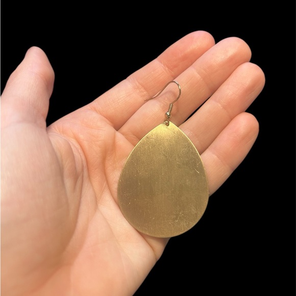 Unbranded pair of large gold teardrop metallic earrings - Picture 2 of 2
